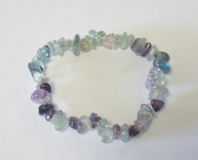 Pulseira elástica de pedras coloridas em fundo branco