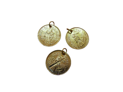 Três medalhas douradas redondas com figuras religiosas em relevo e texto ao redor