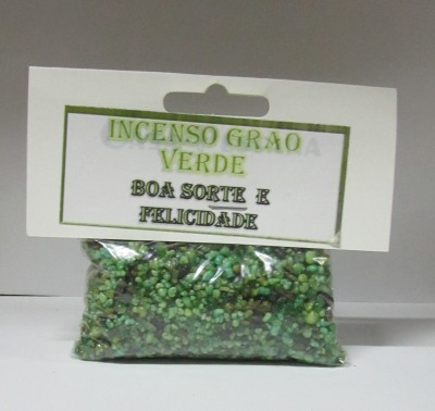 Pacote de incenso grão verde com rótulo branco e texto. 