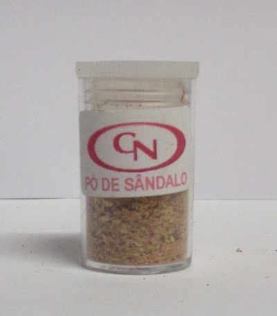 Frasco com pó de sândalo em fundo branco