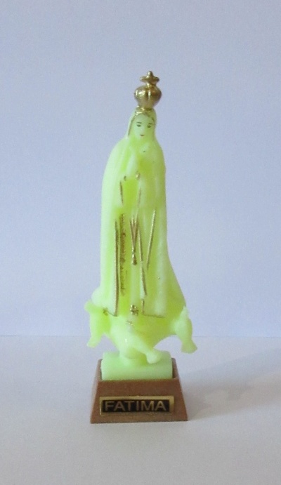 Estatueta de Nossa Senhora de Fátima em plástico amarelo com base castanha e texto FATIMA