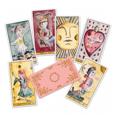 Sete cartas de tarô coloridas dispostas em círculo, cinco com ilustrações visíveis e uma carta rosa com anel dourado ao centro.