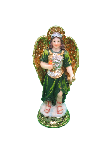 Estátua de anjo com asas douradas, túnica verde e armadura prateada