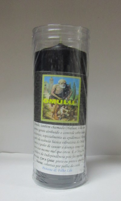 Vela preta embaladas em plástico com etiqueta ilustrada e texto em português.