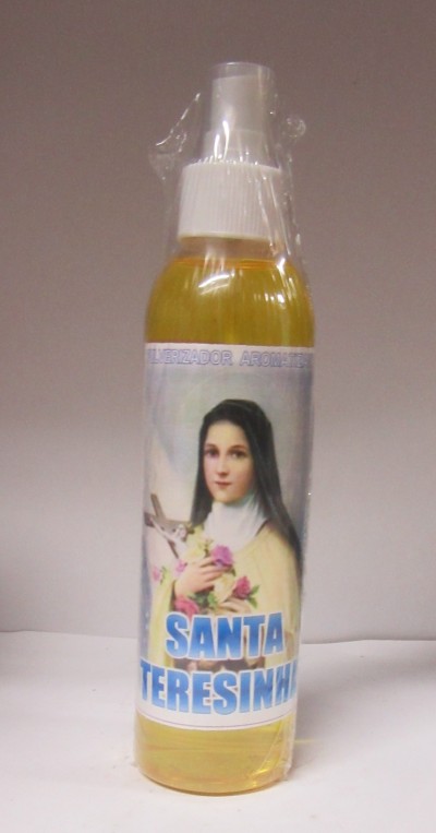 Frasco com líquido amarelo e rótulo de Santa Teresinha