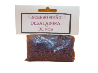 Incenso em grão castanho em saco plástico com etiqueta branca e texto