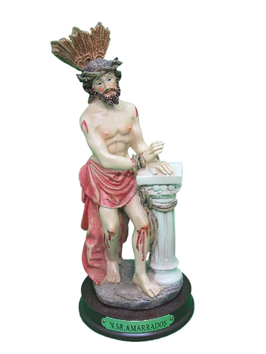 Estátua religiosa de Nossa Senhora Amarrados com figura masculina em manto vermelho e coluna branca.