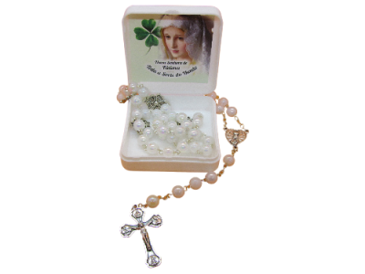 Colar de contas pérola com crucifixo numa caixa branca de veludo