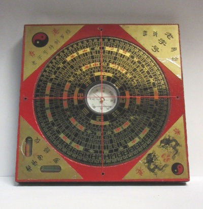 Bússola chinesa tradicional quadrada com caracteres chineses e símbolos yin-yang