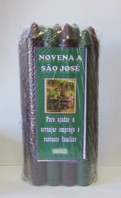 Conjunto de velas verdes e castanhas com etiqueta NOVENA A SÃO JOSÉ