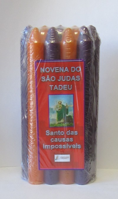 Conjunto de velas coloridas embaladas com etiqueta de novena a São Judas Tadeu