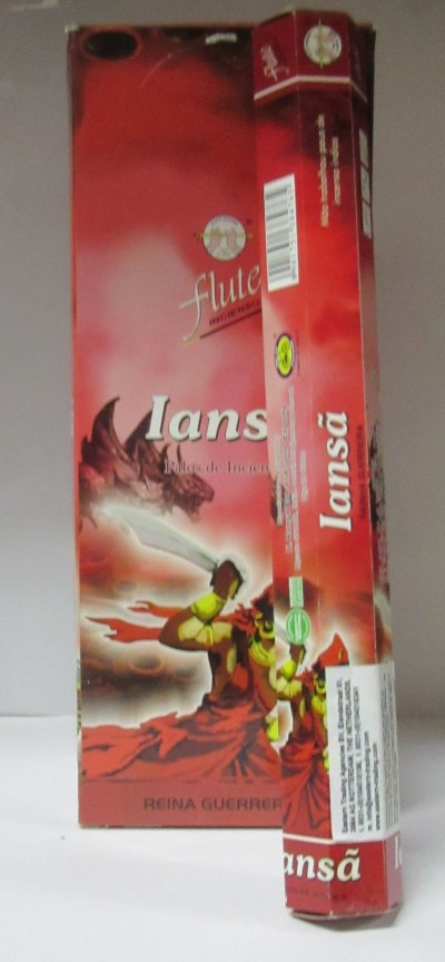 Embalagem vermelha de incenso Iansã com ilustração de guerreira e texto da marca Flute