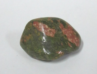 Pedra polida verde com manchas rosas e vermelhas