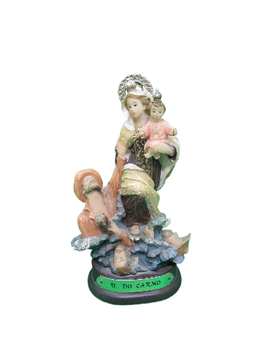 Estátua religiosa colorida de Nossa Senhora do Carmo com menino e homem ajoelhado sobre base verde