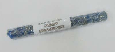 Caneta esferográfica azul embalada em plástico transparente com etiqueta branca