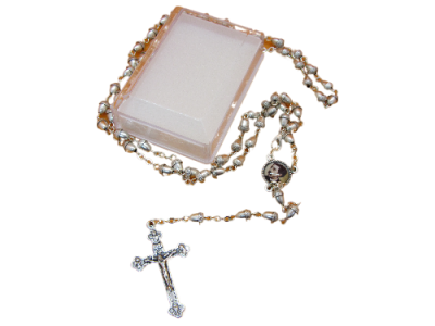 Terço branco com crucifixo e caixa plástica transparente sobre fundo preto