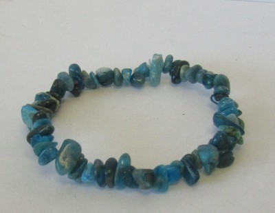 Pulseira elástica de pedras azuis e verdes irregulares