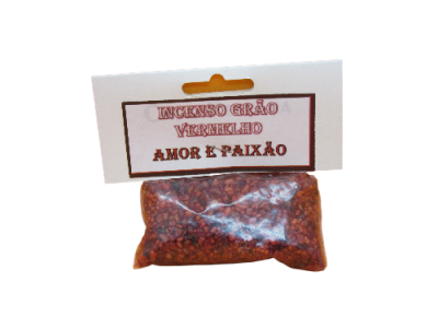 Pacote plástico com grãos de incenso vermelho e etiqueta com texto