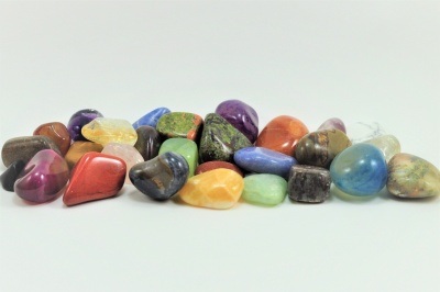 Pedras polidas multicoloridas num fundo branco