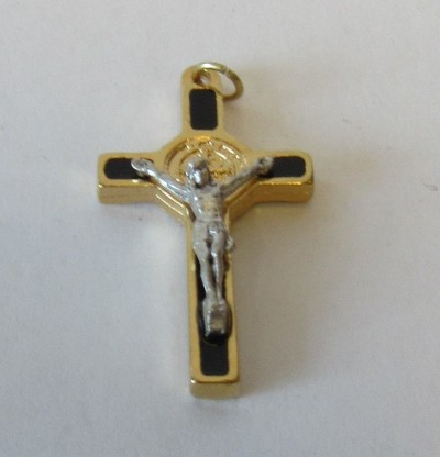 Cruz dourada com figura de Jesus prateada e detalhes pretos