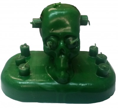 Vela verde em forma de caveira com seis pequenos pavios numa base oval