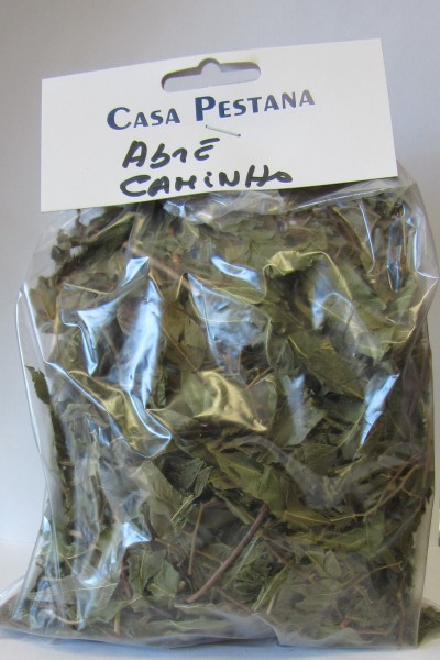 Saco plástico com folhas secas e etiqueta Casa Pestana Abre Caminho