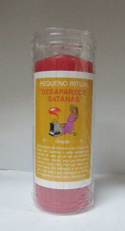 Vela ritual pequena vermelha com rótulo amarelo e plástico