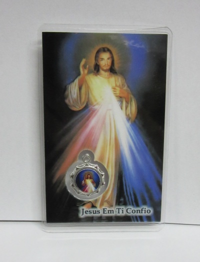 Cartão plástico com imagem de Jesus e medalha prateada com texto 'Jesus Em Ti Confio'.