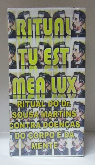 embalagem com rostos masculinos repetidos e texto em amarelo