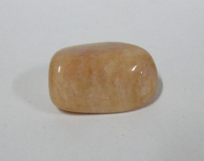 Pedra polida bege alaranjada em fundo branco