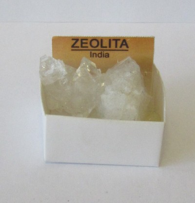 Cristais de Zeolita em caixa branca com etiqueta amarela