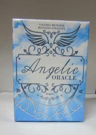 Caixa azul com nuvens e detalhes decorativos com texto Angelic Oracle