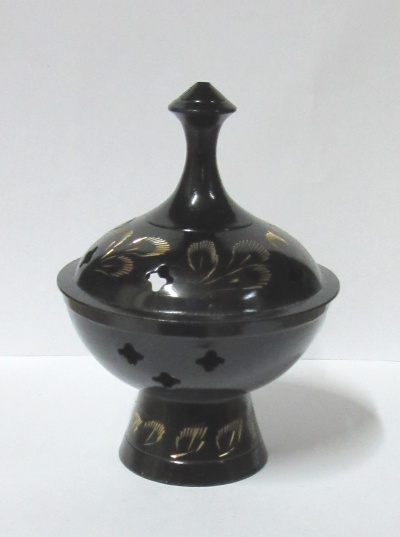 Recipiente preto de cerâmica com decoração dourada e tampa