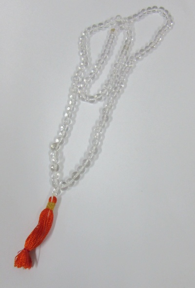 Colar de contas transparentes com fio vermelho pendente