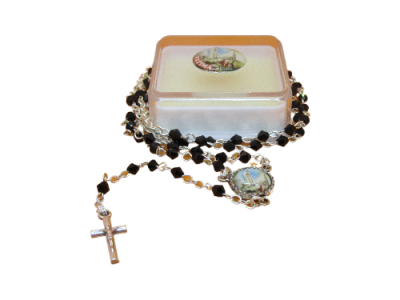 Colar com crucifixo em metal com contas pretas e medalha colorida num estojo branco