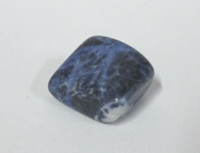 Pedra polida azul com manchas brancas sobre fundo branco