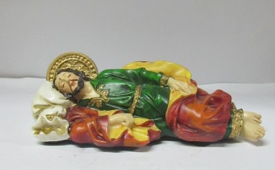 Estátua colorida de São José dormindo em resina com detalhes em verde, vermelho, amarelo e dourado