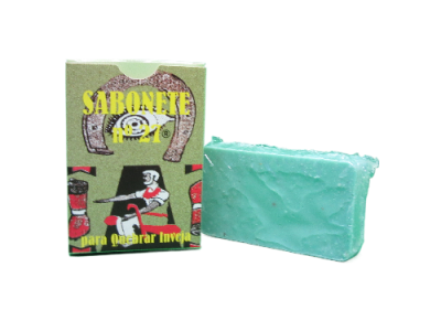 Sabonete verde e embalagem com texto em amarelo e branco e ilustração de pessoa com chapéu preto