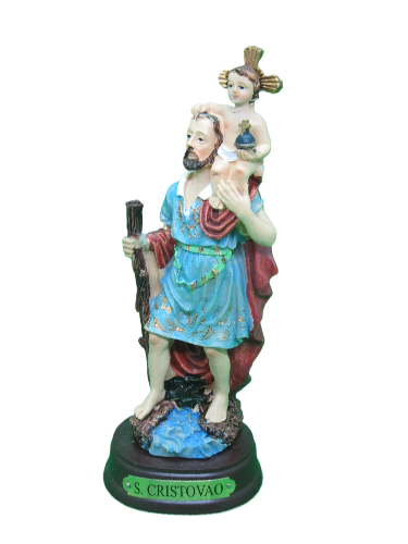Estátua de São Cristóvão com criança no ombro sobre base preta com placa verde