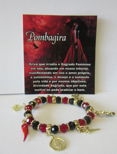 Pulseira com contas vermelhas, pretas e douradas, pendentes, e cartão com texto e imagem de mulher vestido vermelho