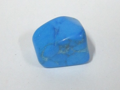 Pedra polida azul com veios cinzentos em fundo branco