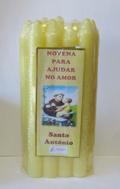Pacote de velas amarelas com etiqueta de Santo António