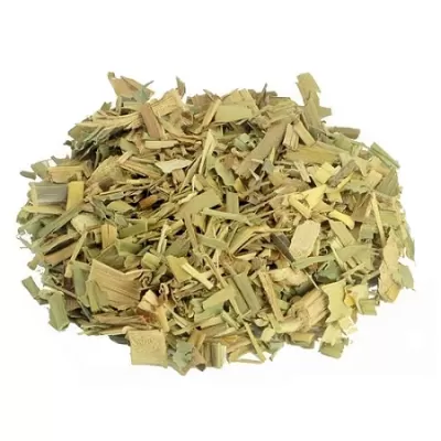 pilha de folhas secas trituradas em fundo branco