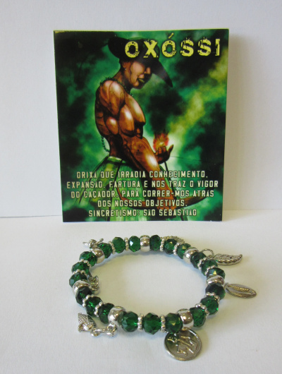 Pulseira verde com pendentes e fundo com imagem OXÓSSI