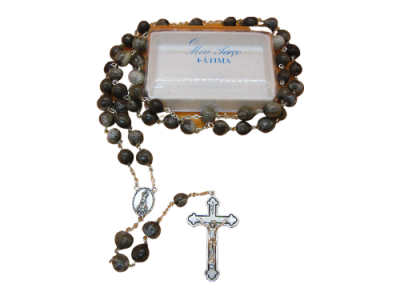 Rosário com contas escuras e crucifixo prateado com caixa branca