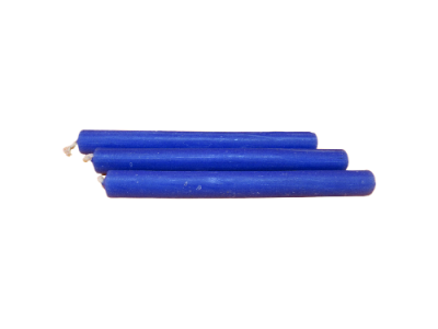 Quatro velas azuis com pavios brancos sobre fundo branco