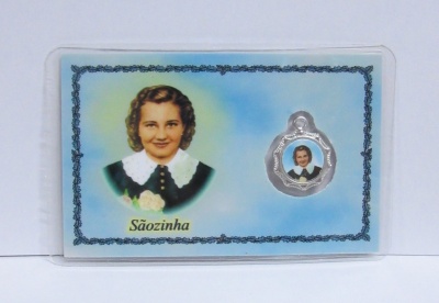 Cartão e medalha Sãozinha com imagem de mulher e fundo azul