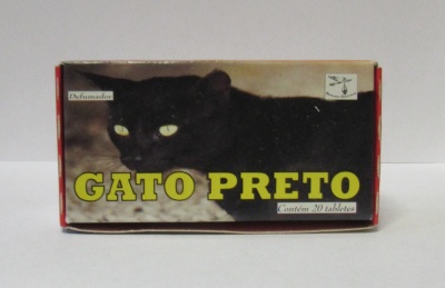 Embalagem retangular com imagem de gato preto e texto GATO PRETO