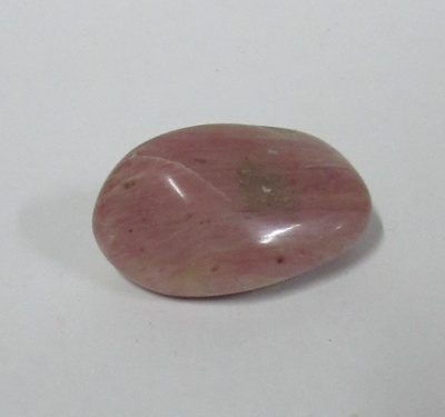 Pedra polida rosa lisa e brilhante sobre fundo branco