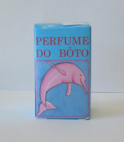 Embalagem azul de perfume com desenho de boto cor-de-rosa e texto vermelho